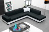 Modernes Ecksofa in Schwarz und Weiß in einem stilvollen Wohnzimmer.