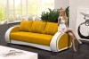 Gelbes Polstersofa mit weißem Rahmen für ein modernes Wohnzimmer.