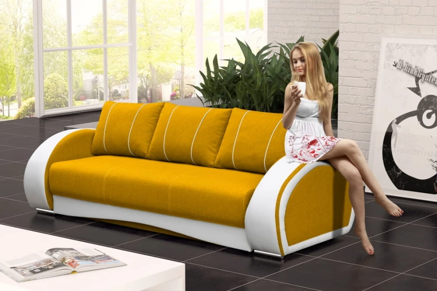 Gelbes Polstersofa mit weißem Rahmen für ein modernes Wohnzimmer.
