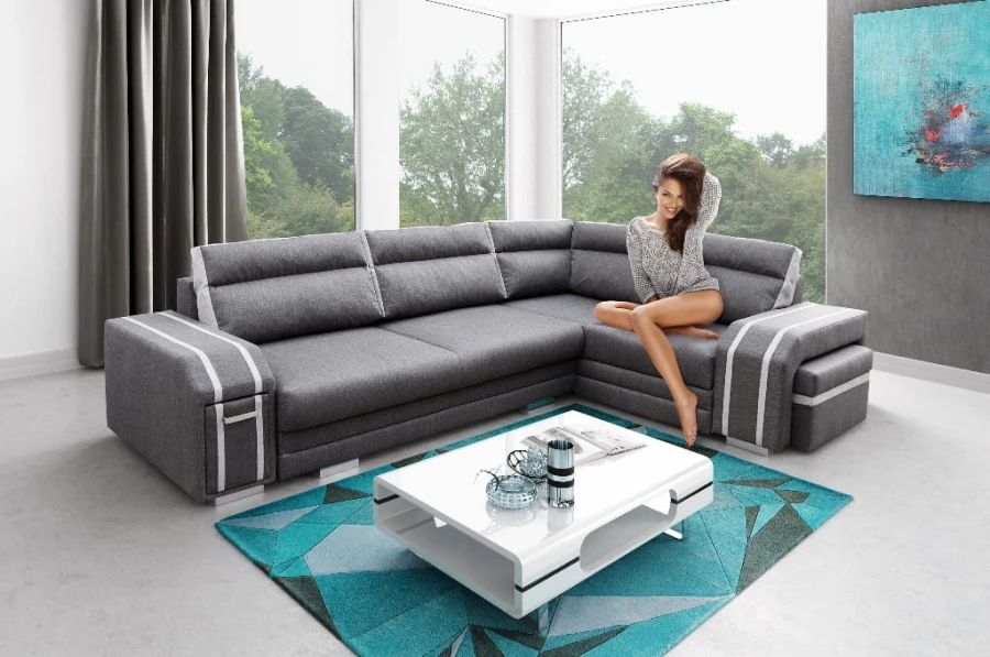 Graues Ecksofa mit weißen Akzenten in modernem Wohnzimmer.