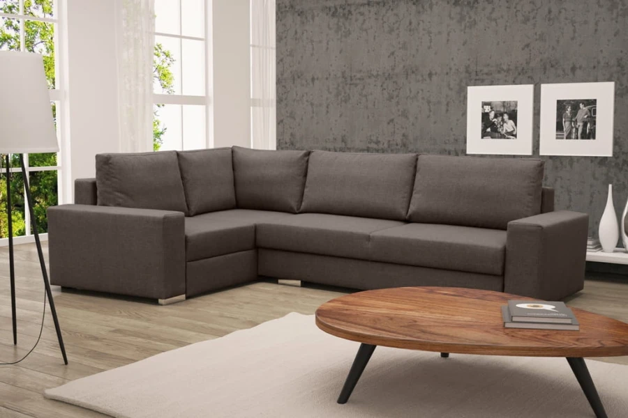 Dunkelbraunes Ecksofa in modernem Wohnzimmer mit Couchtisch aus Holz.