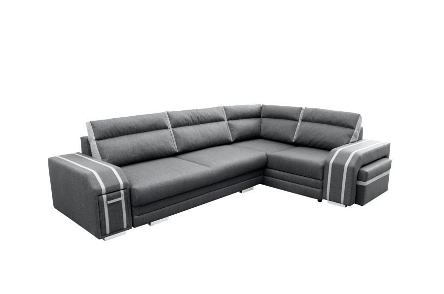 Modernes Ecksofa in Grau mit L-Form und hellen Zierstreifen vor weißem Hintergrund.