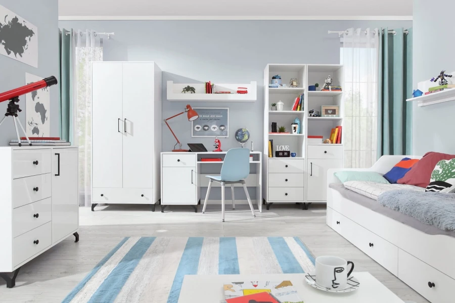 Komplettes Jugendzimmer Set in Weiß mit Schreibtisch, Schrank und Bett.