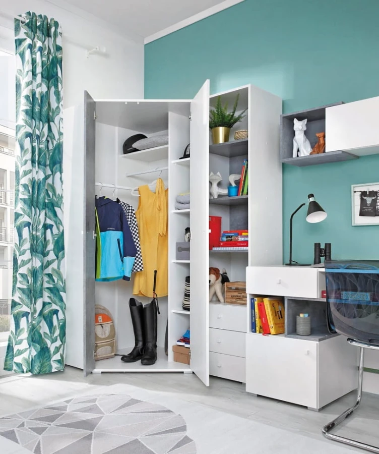 Moderner weißer Eckkleiderschrank im Kinderzimmer mit viel Stauraum für Kleidung.