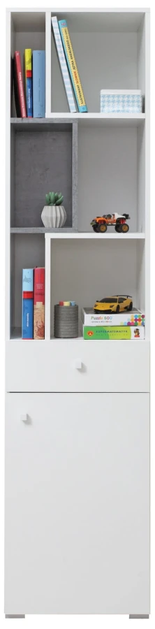 Hohes Bücherregal in Weiß mit asymmetrischer Facheinteilung, Schublade und Tür.