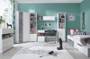 Komplette Jugendzimmer-Einrichtung in Weiß und Grau vor einer blauen Wand.