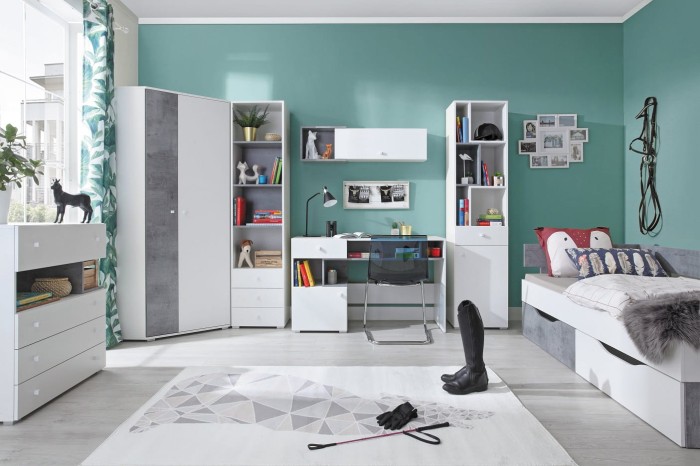 Komplette Jugendzimmer-Einrichtung in Weiß und Grau vor einer blauen Wand.