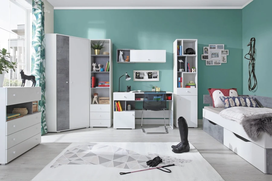 Komplette Jugendzimmer-Einrichtung in Weiß und Grau vor einer blauen Wand.