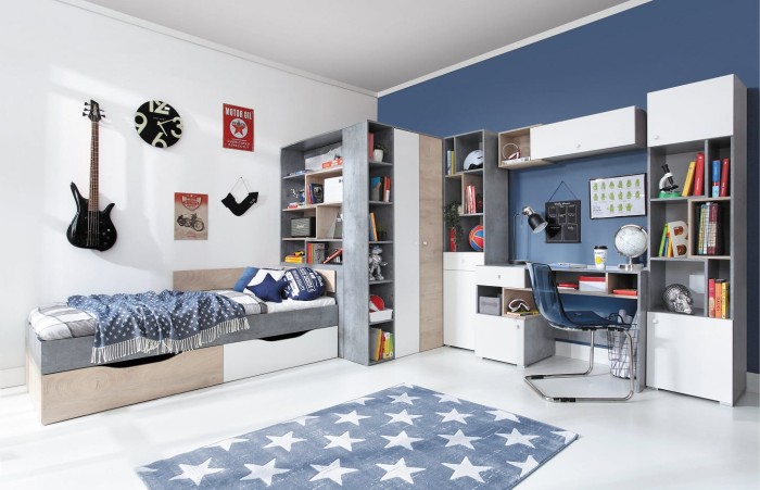 Modernes Jugendzimmer-Set mit Bett, Schreibtisch und begehbarem Eckkleiderschrank in Grau-Weiß.
