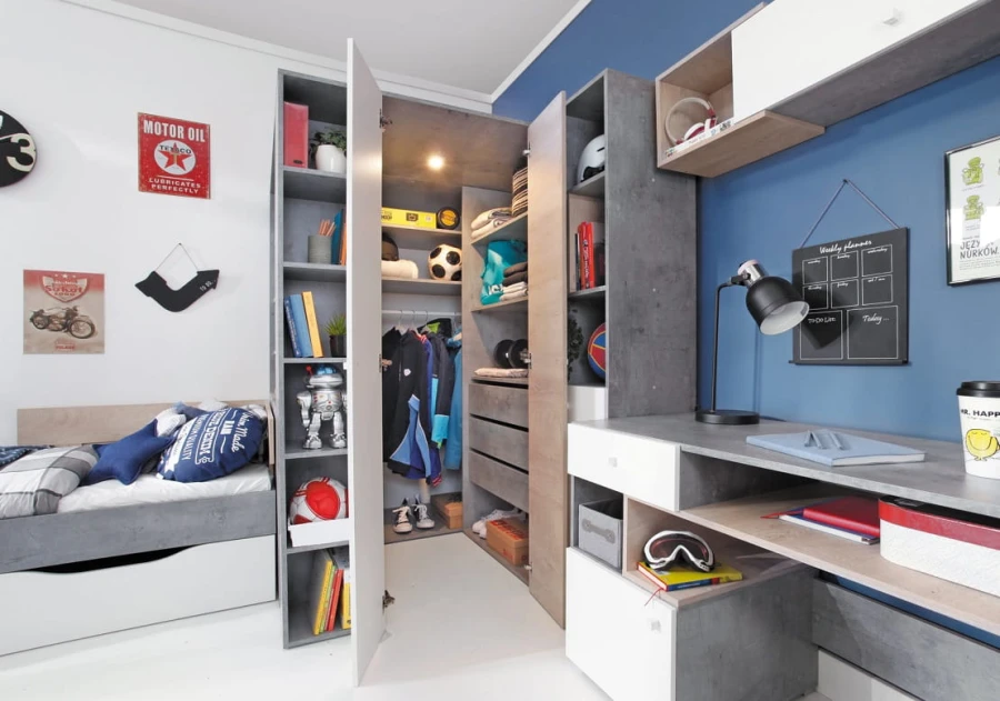 Modernes Jugendzimmer mit begehbarem Eckkleiderschrank, Schreibtisch und Bett.