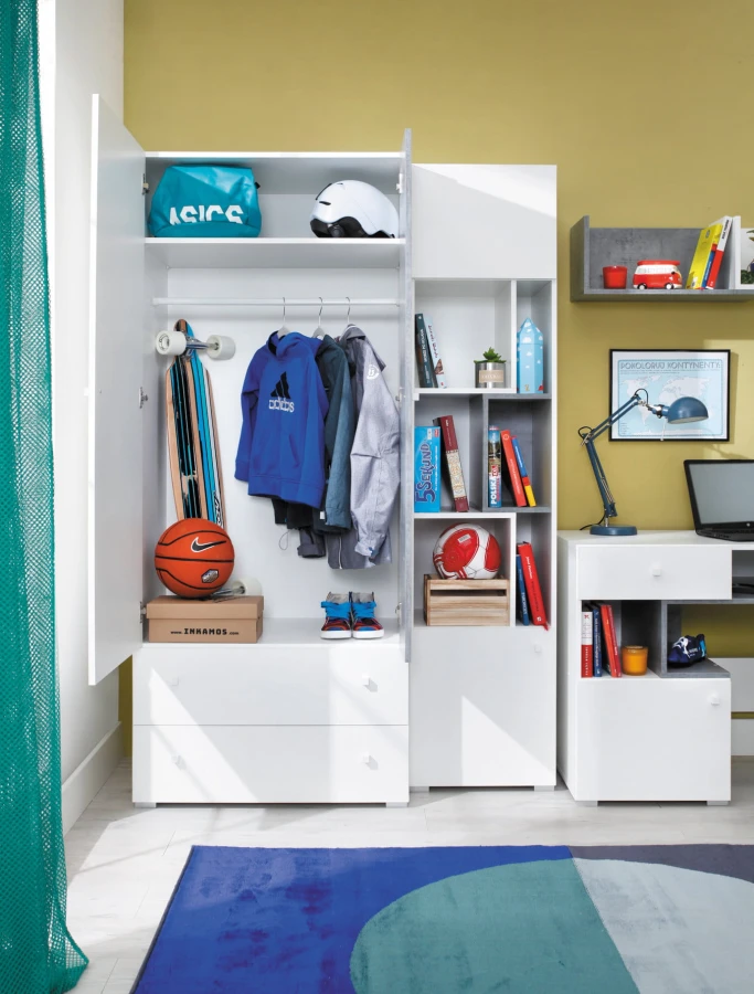 Komplettes Jugendzimmer-Set mit weißem Kleiderschrank und Schreibtisch.
