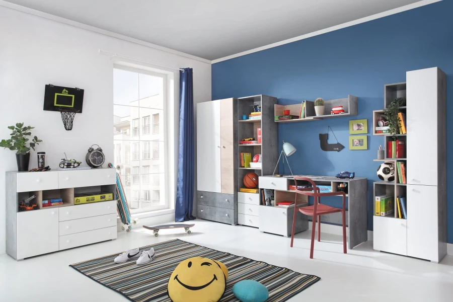 Komplettes Kinderzimmer-Möbelset in Weiß und Grau vor einer blauen Wand mit Schreibtisch.