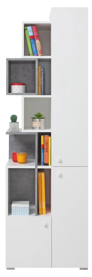 Asymmetrisches Standregal in Weiß und Betonoptik mit viel Stauraum für Bücher und Deko.