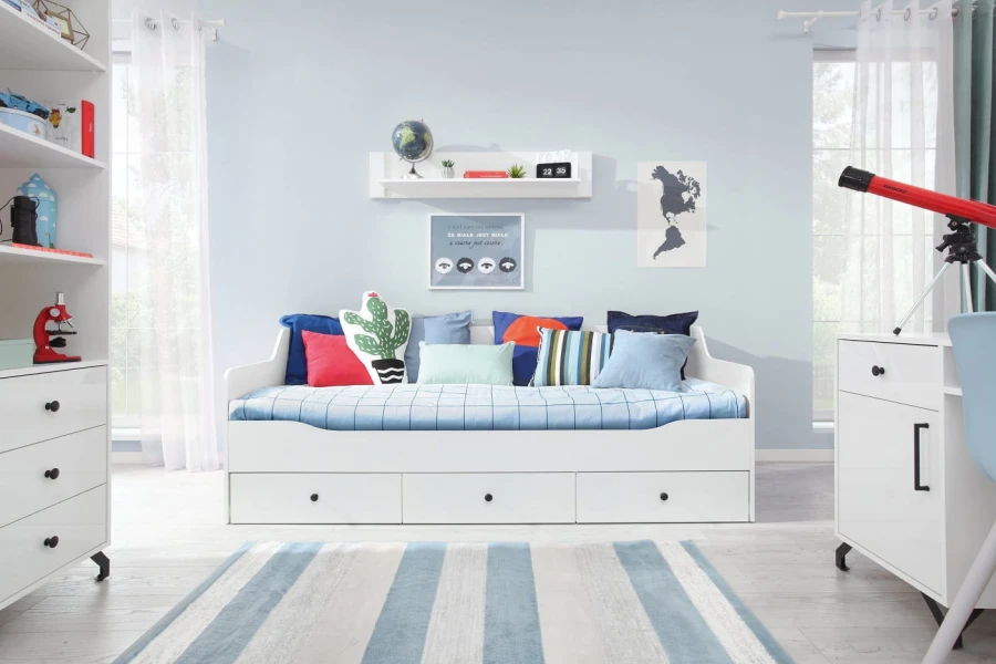 Hellblaues Kinderzimmer mit weißem Funktionsbett, Schreibtisch und Regal.
