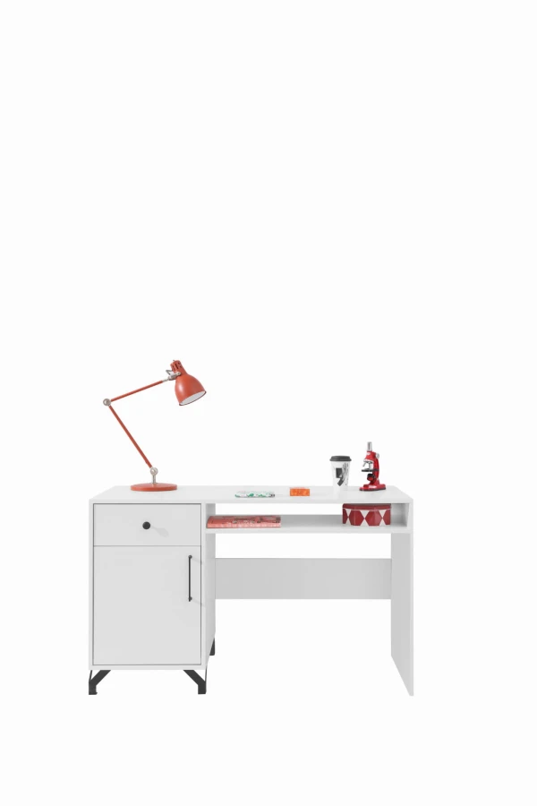 Weißer Schreibtisch mit Schublade, Tür und roter Tischlampe.