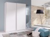 Minimalistischer Schwebetürenschrank in Weiß für ein helles und modernes Schlafzimmer-Design.