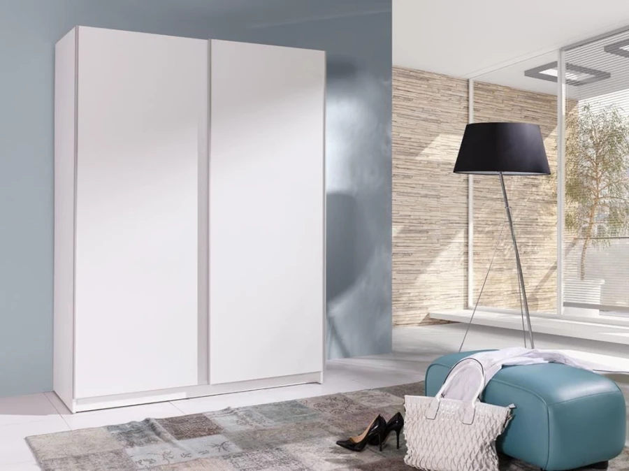Minimalistischer Schwebetürenschrank in Weiß für ein helles und modernes Schlafzimmer-Design.