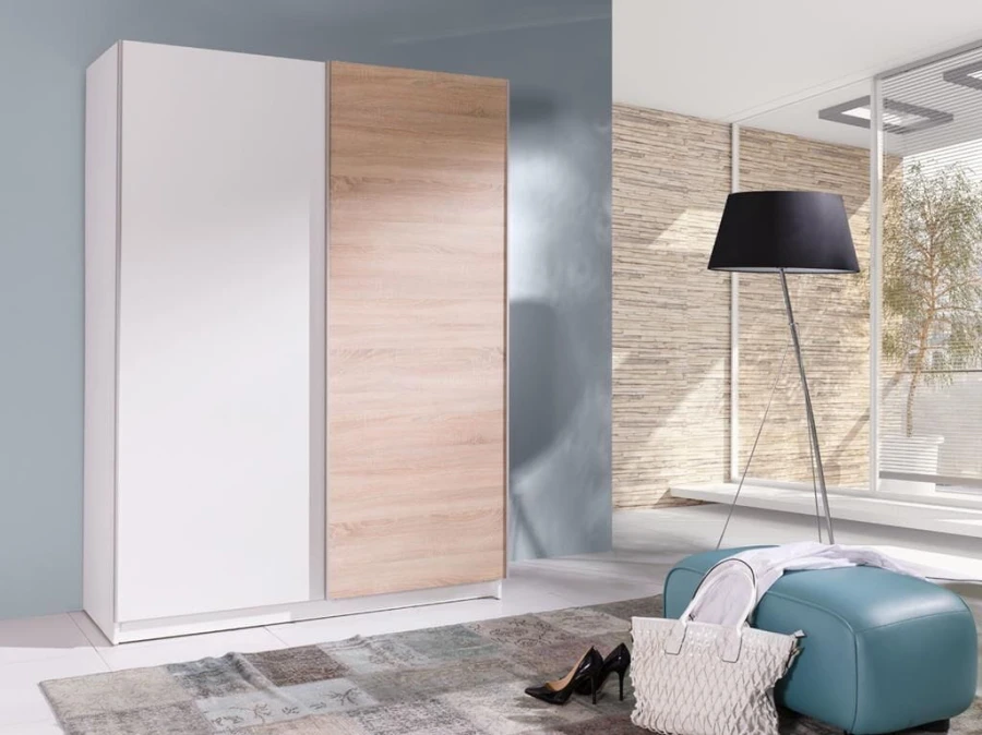 Moderner Kleiderschrank mit Schwebetüren in Weiß und Eiche-Nachbildung im stilvollen Wohnambiente.