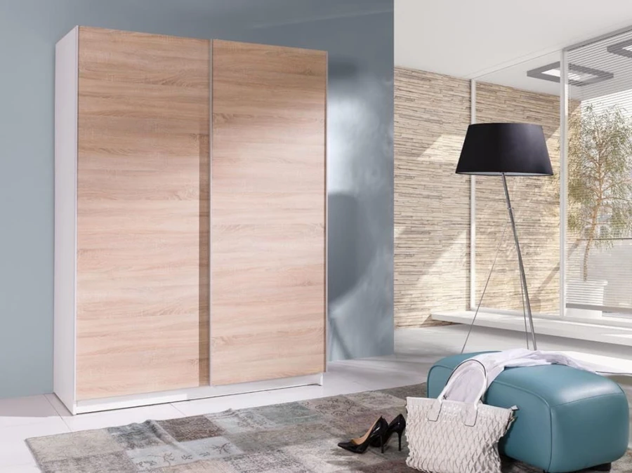 Moderner Schwebetürenschrank in Eiche-Optik mit zwei Türen für das Schlafzimmer.
