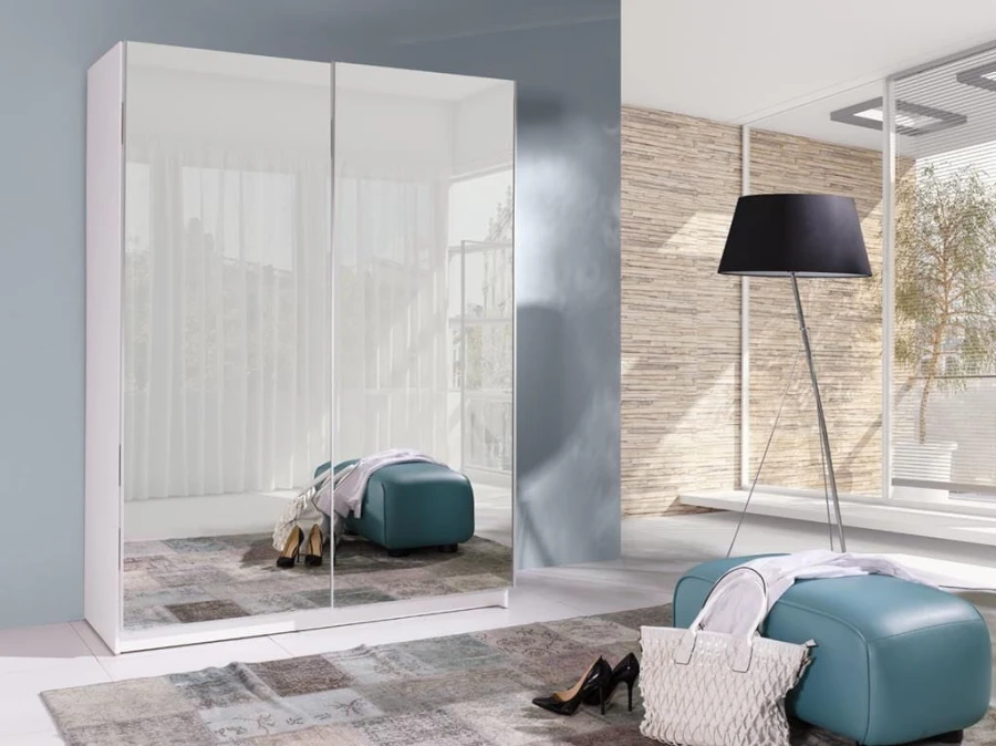 Großer Kleiderschrank mit Spiegelfront und zwei Schiebetüren in einem hellen Zimmer.