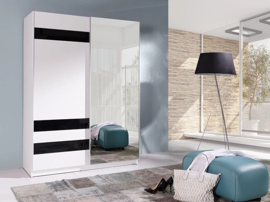 Stilvoller Schwebetürenschrank in Weiß mit Spiegeltür und schwarzen Zierstreifen.