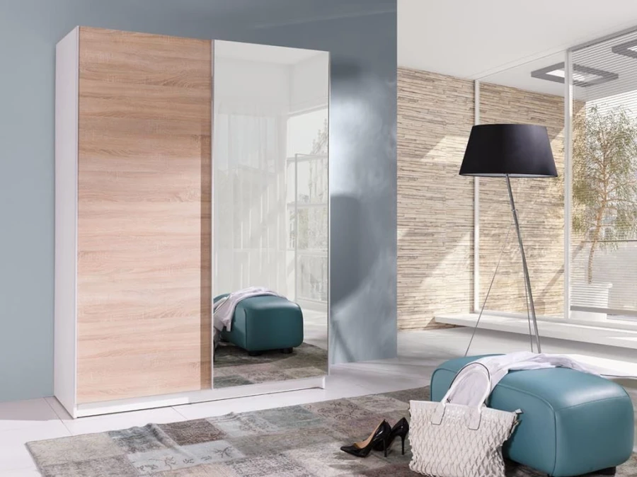 Moderner Schwebetürenschrank in Eiche-Optik mit Spiegel für das Schlafzimmer.