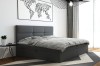 Modernes graues Boxspringbett mit gepolstertem Kopfteil im hellen Schlafzimmer