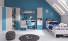 Modernes Jugendzimmer in Blau und Holzoptik mit Schreibtisch, Bett und großem Kleiderschrank.