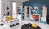 Jugendzimmer Einrichtung mit Bett, Schreibtisch und begehbarem Eckkleiderschrank in Blau-Weiß.