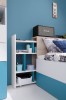 Ausziehbarer Nachttisch in Blau und Weiß im Jugendzimmer, platzsparendes Regal neben dem Bett.