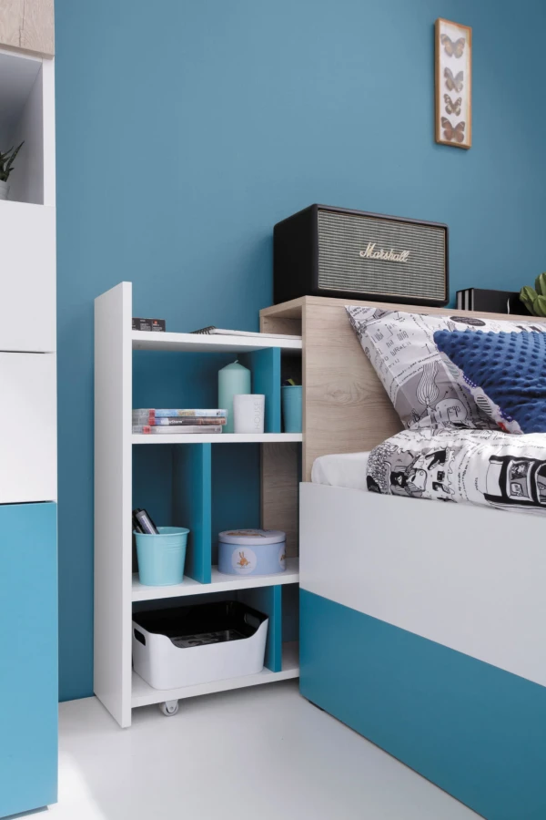 Ausziehbarer Nachttisch in Blau und Weiß im Jugendzimmer, platzsparendes Regal neben dem Bett.