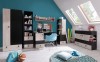 Modernes Jugendzimmer-Set in Eiche-Optik und Schwarz mit Schreibtisch, Kleiderschrank und Regalen.