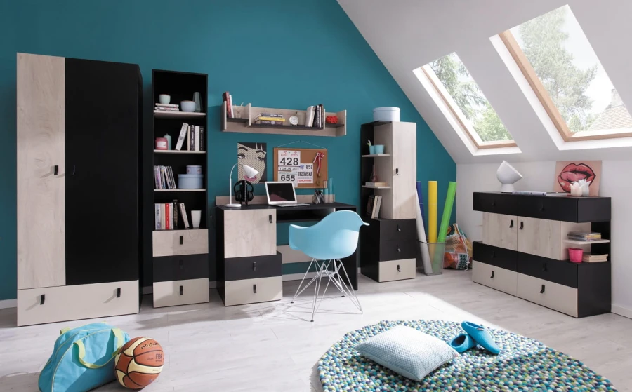 Modernes Jugendzimmer-Set in Eiche-Optik und Schwarz mit Schreibtisch, Kleiderschrank und Regalen.