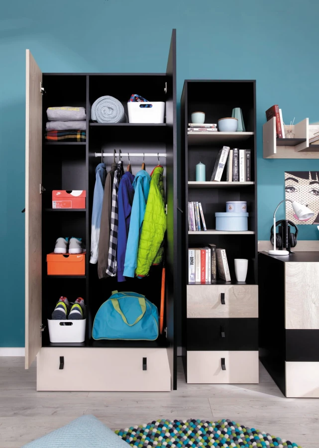 Geöffneter Kleiderschrank und Regal aus einer Jugendzimmer-Serie mit praktischem Stauraum.