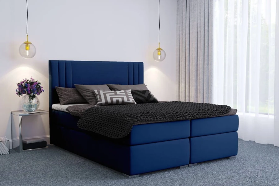 Modernes Boxspringbett in Dunkelblau mit stilvoller Dekoration in hellem Schlafzimmer.
