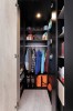 Schwarzer Kleiderschrank mit viel Stauraum für Kleidung und Sportausrüstung wie Inlineskates.