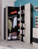 Offener Eckkleiderschrank im Jugendzimmer mit viel Stauraum für Kleidung und Sport.