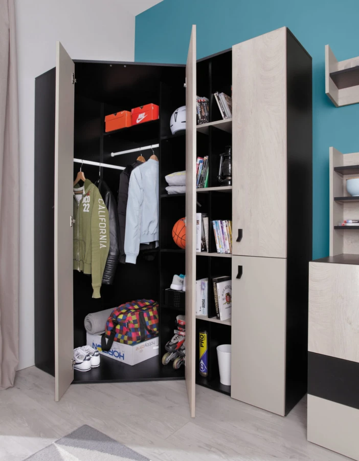 Offener Eckkleiderschrank im Jugendzimmer mit viel Stauraum für Kleidung und Sport.