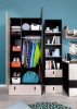Stilvolle Jugendzimmer-Einrichtung mit schwarzem Kleiderschrank und passendem Standregal.