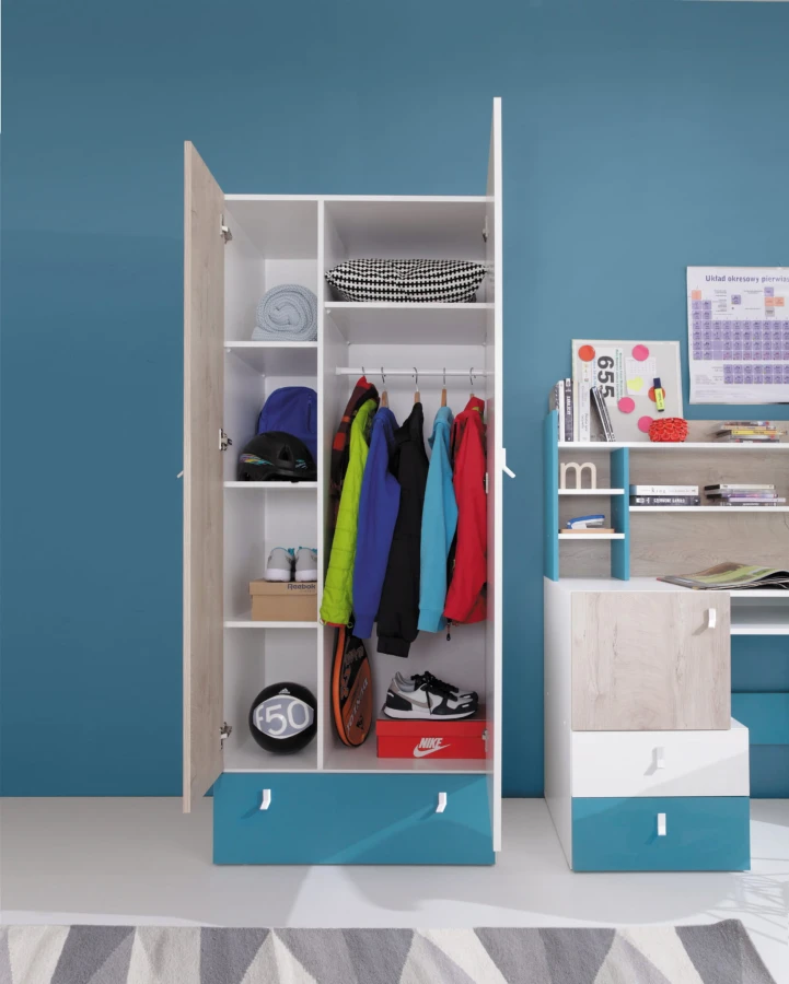 Geöffneter Jugendzimmerschrank mit Kleiderstange, Fachböden und blauer Schublade.