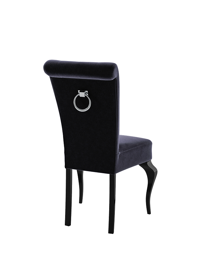 Eleganter Polsterstuhl aus schwarzem Samt mit silbernem Ringgriff und geschwungenen Beinen.