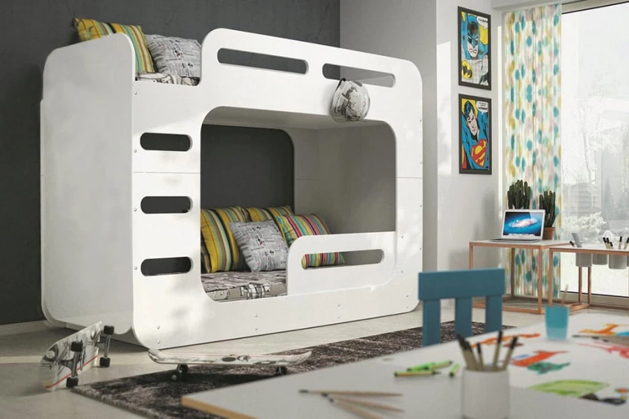 Weißes Designer-Hochbett im Kinderzimmer, Seitenansicht mit Schreibtisch im Hintergrund.