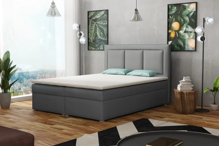 Hellgraues Boxspringbett in stilvollem Schlafzimmer mit großen Fenstern