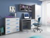 Jugendzimmer-Set in Grau und Blau mit Schreibtisch, Schrank und Kommode.