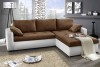 Gemütliches Ecksofa in Braun und Weiß mit Kissen im modernen Wohnzimmer.