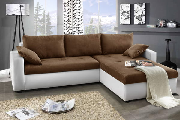 Gemütliches Ecksofa in Braun und Weiß mit Kissen im modernen Wohnzimmer.