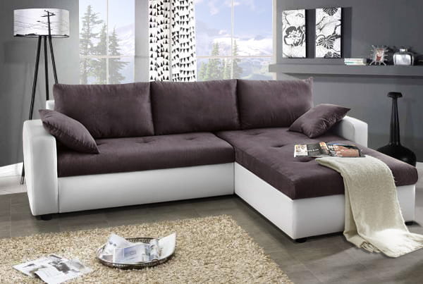 Stilvolles Ecksofa in Anthrazit und Weiß mit Schlaffunktion im Wohnzimmer.