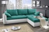 Farbenfrohes Ecksofa in Türkis und Weiß als Blickfang im Wohnzimmer.