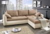 Gemütliche Eckcouch in Beige und Weiß, ideal für helle Wohnbereiche.