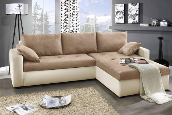Gemütliche Eckcouch in Beige und Weiß, ideal für helle Wohnbereiche.